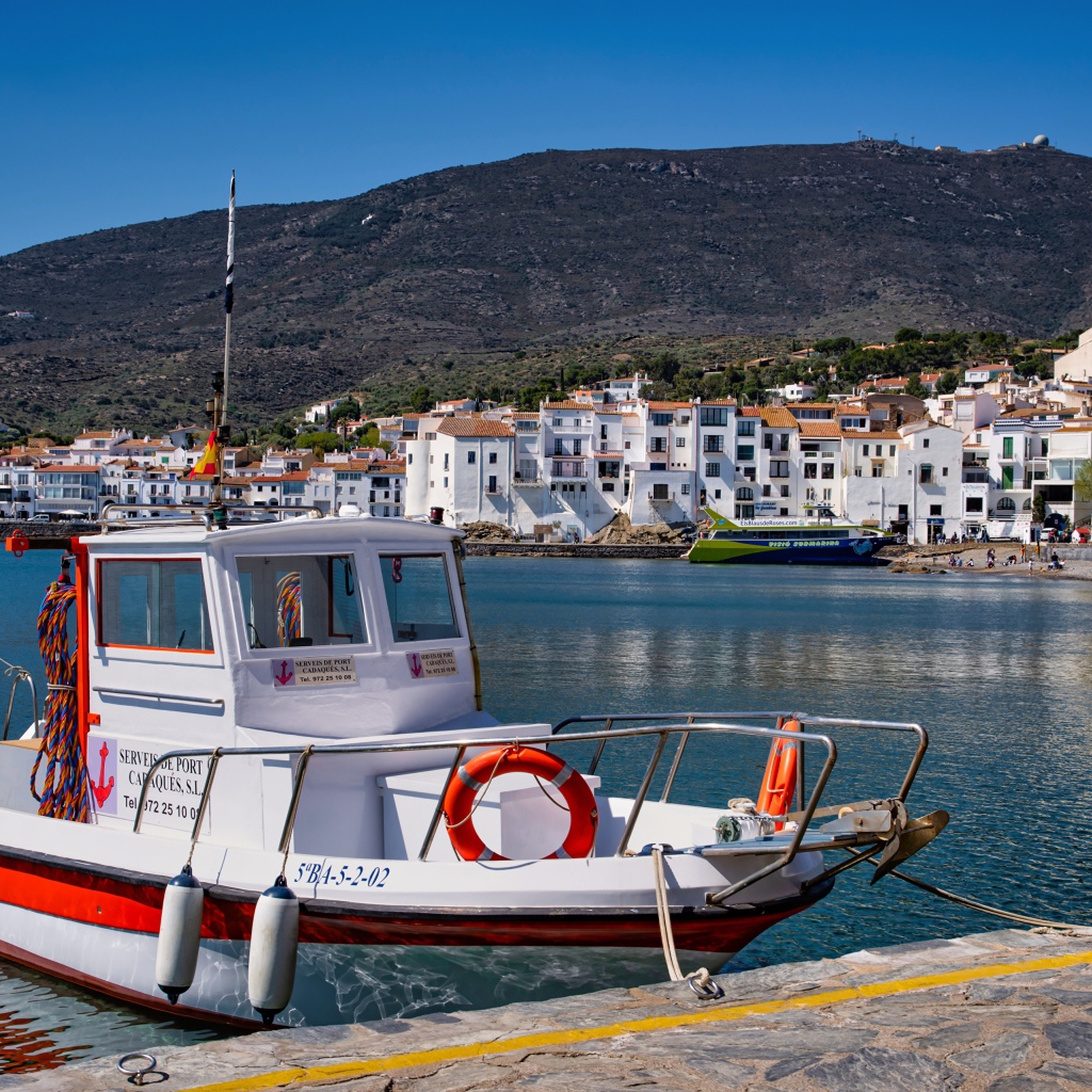 Моторная лодка на побережье Греции 