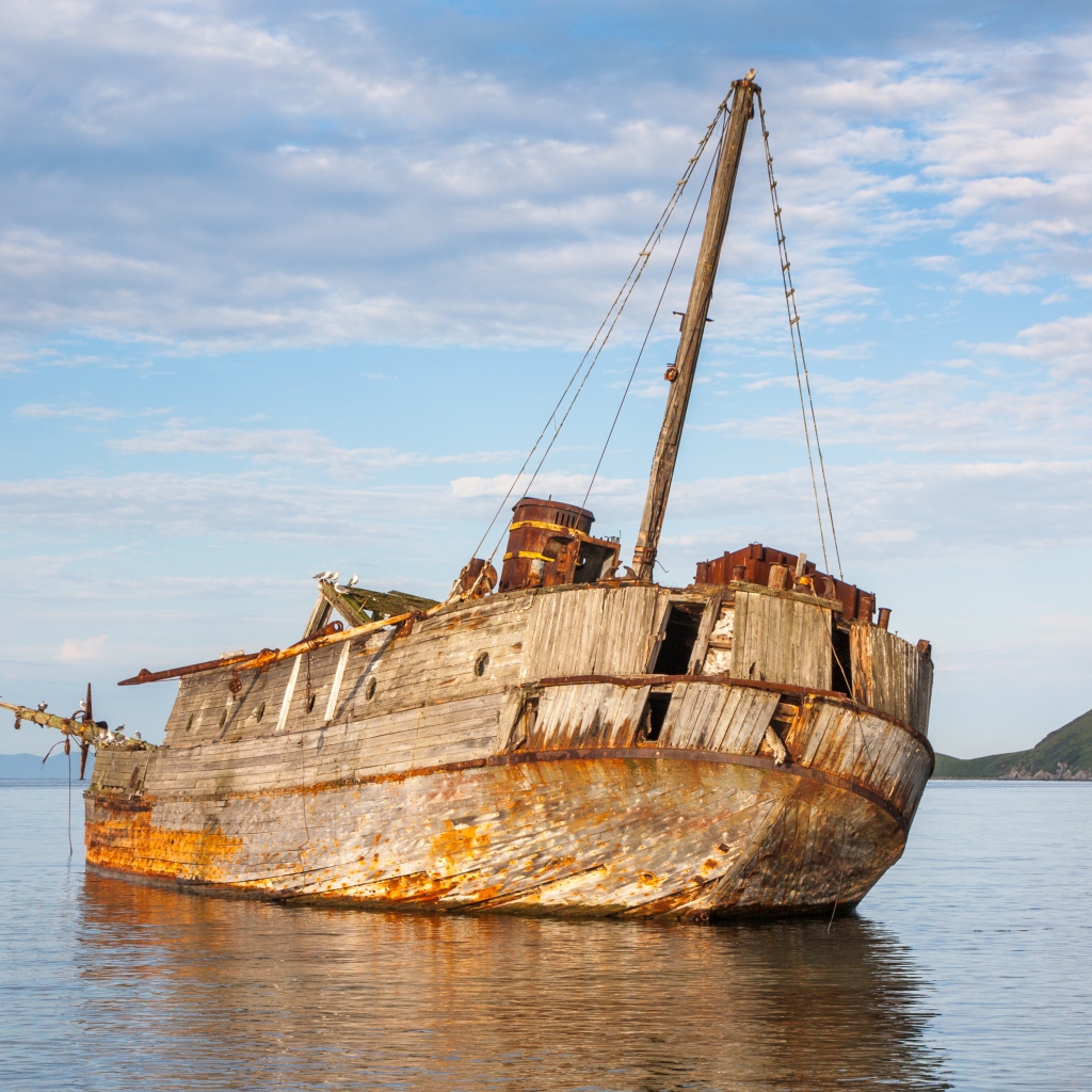 Старый разрушенный корабль на берегу 