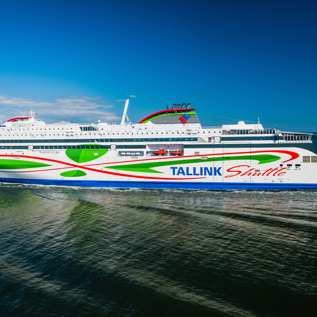 Большой круизный корабль Tallink в море 