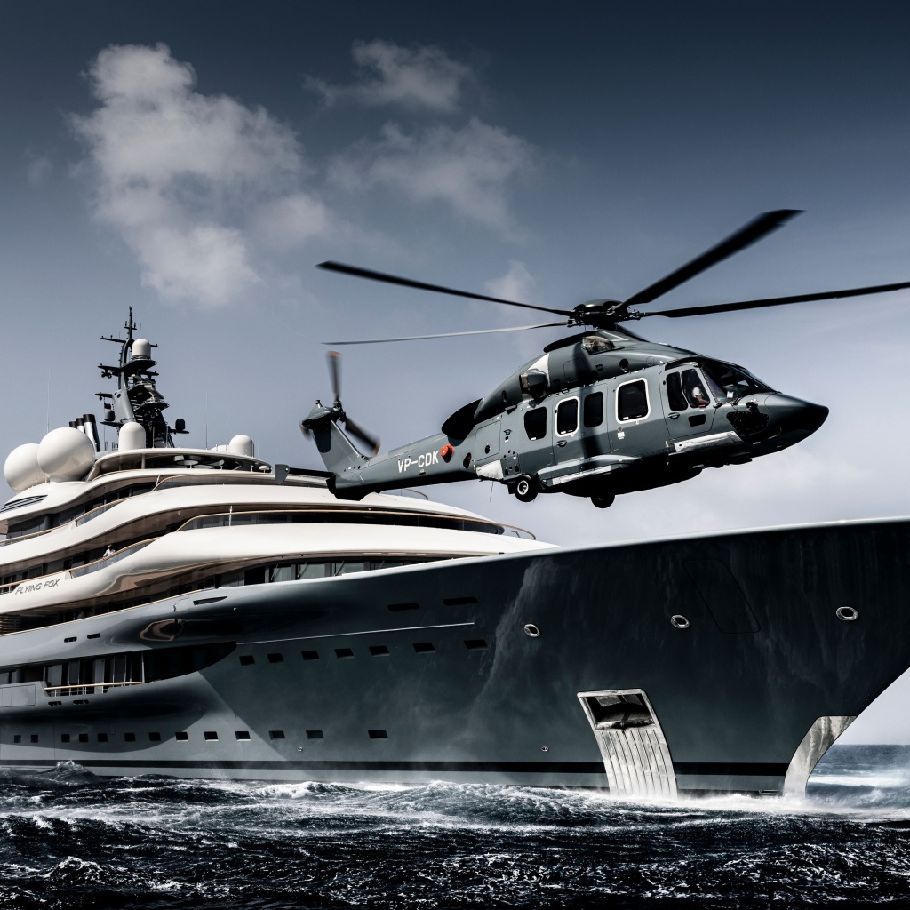 Вертолет приземляется на яхту в море