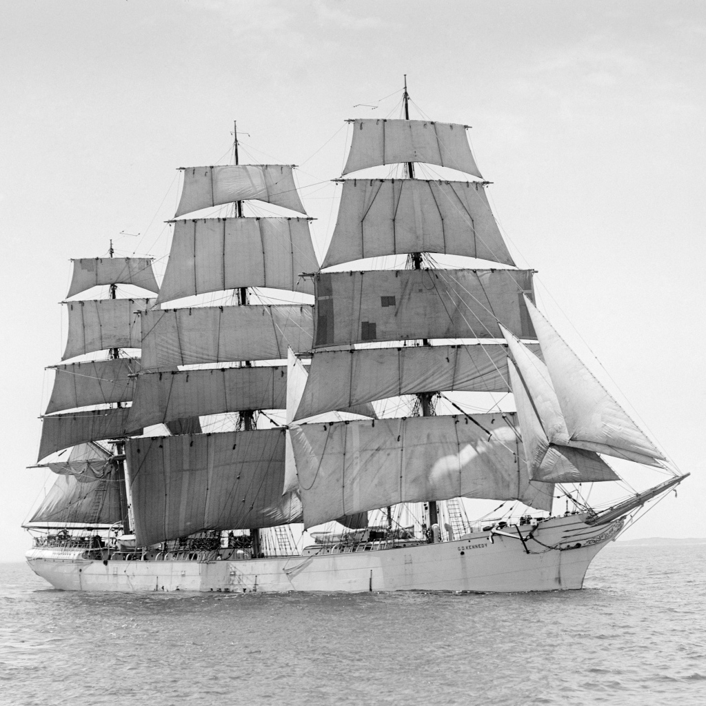 Трехмачтовое парусное судно черно-белое фото