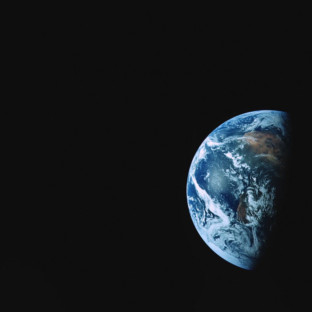 Тень падает на планету Земля