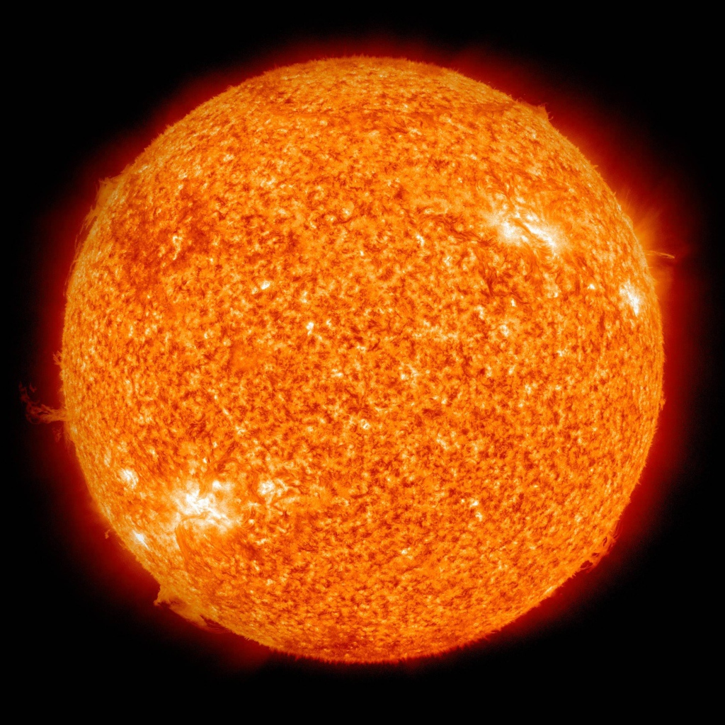 Большое огненное солнце на черном фоне