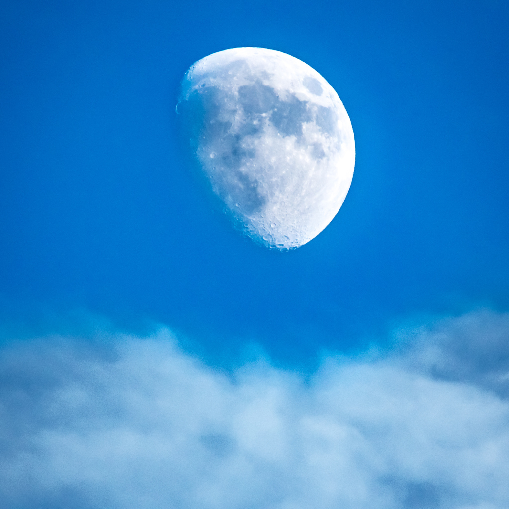 Половина большой белой луны в голубом небе