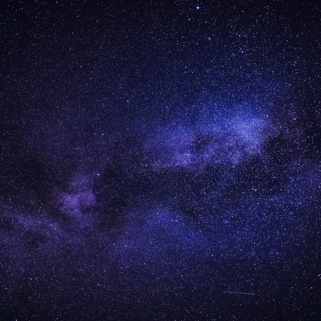 Млечный путь и звезды в синем ночном небе