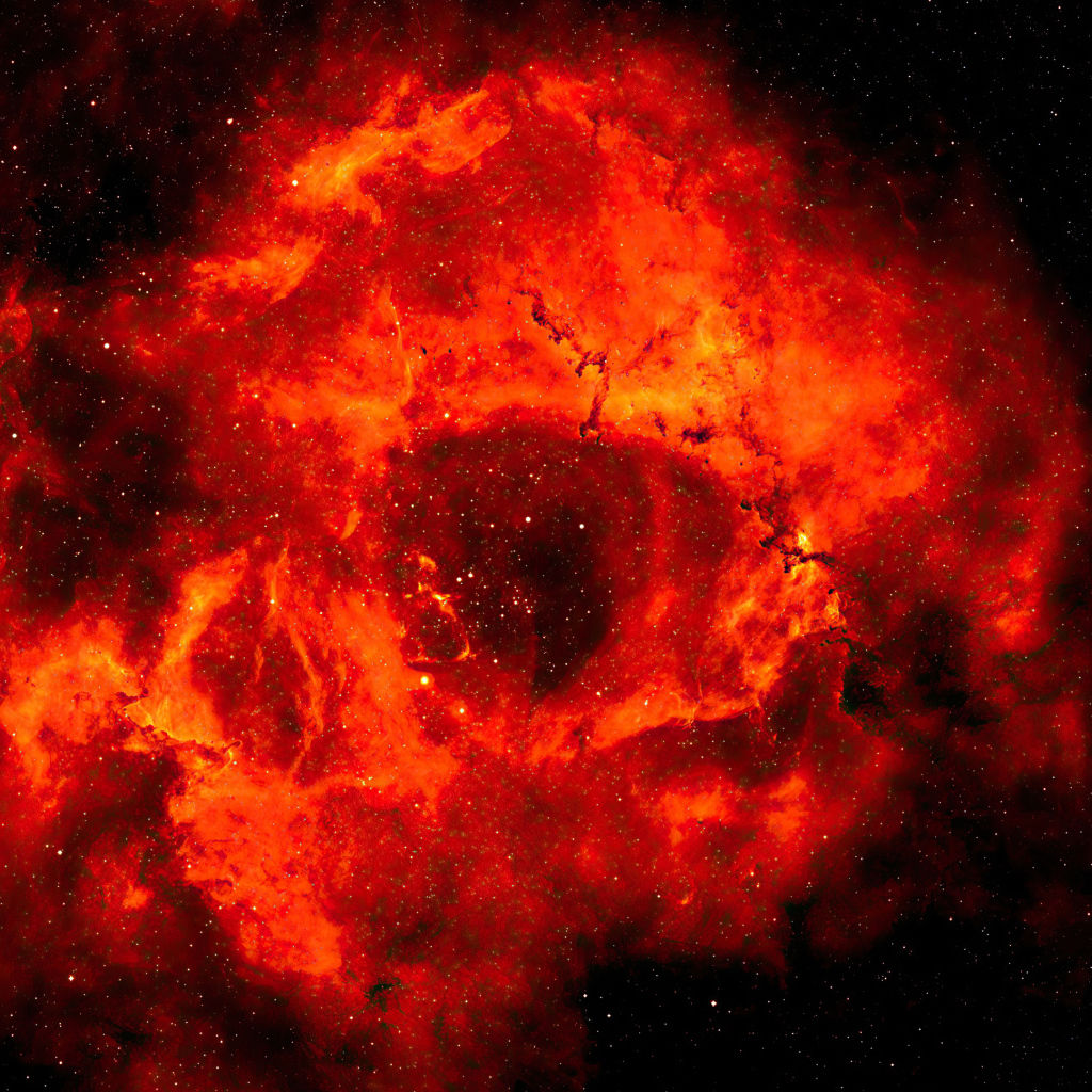 Красная туманность в космосе на черном фоне