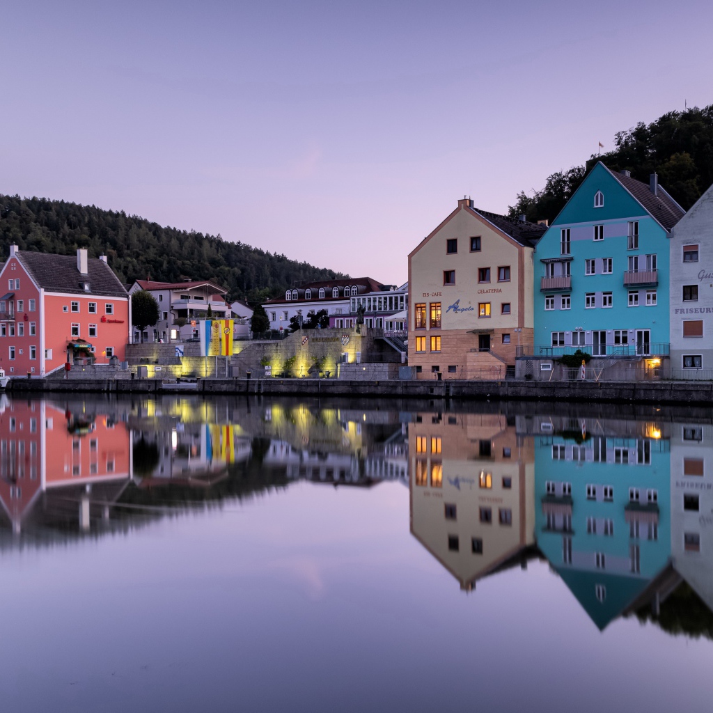 Красивые разноцветные дома отражаются в воде 