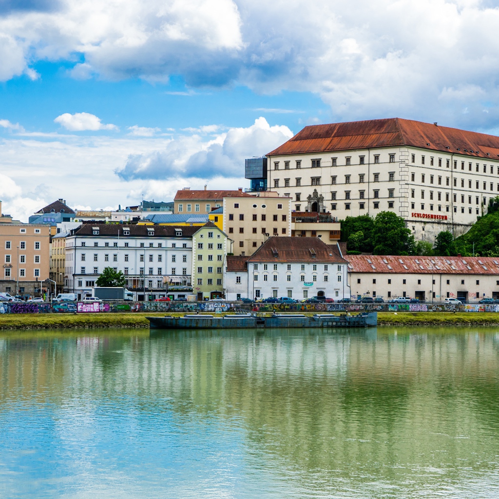 Красивые дома у реки, Австрия