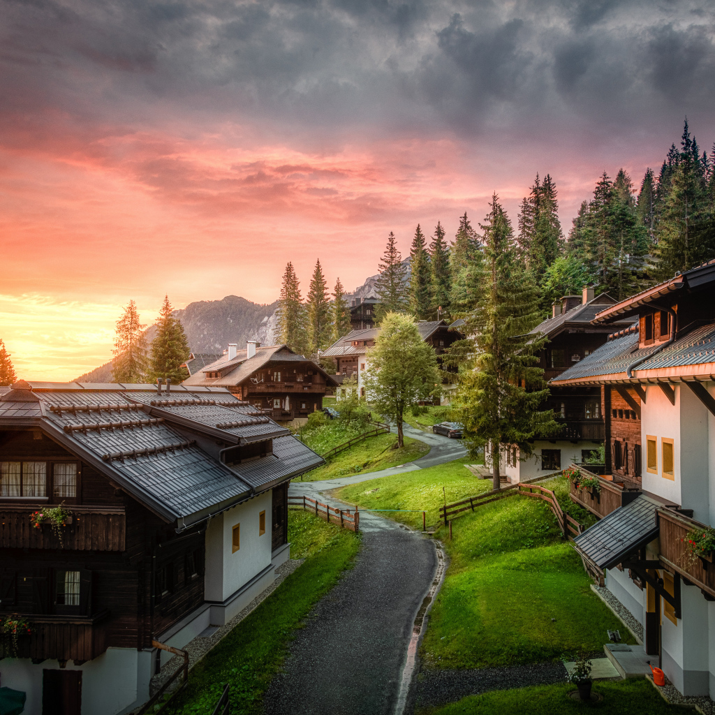 Дома у гор на закате солнца, Австрия 