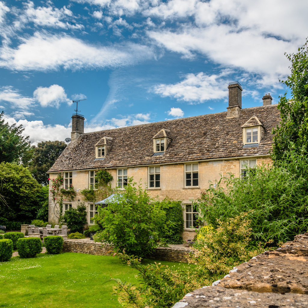 Красивый дом под голубым небом,Англия