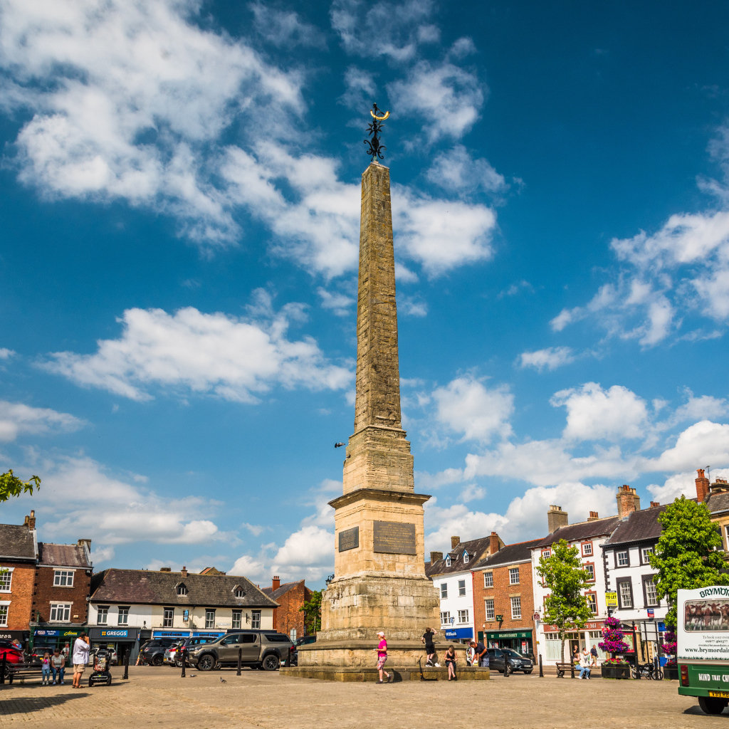 Монумент в центре города под голубым небом,Англия 