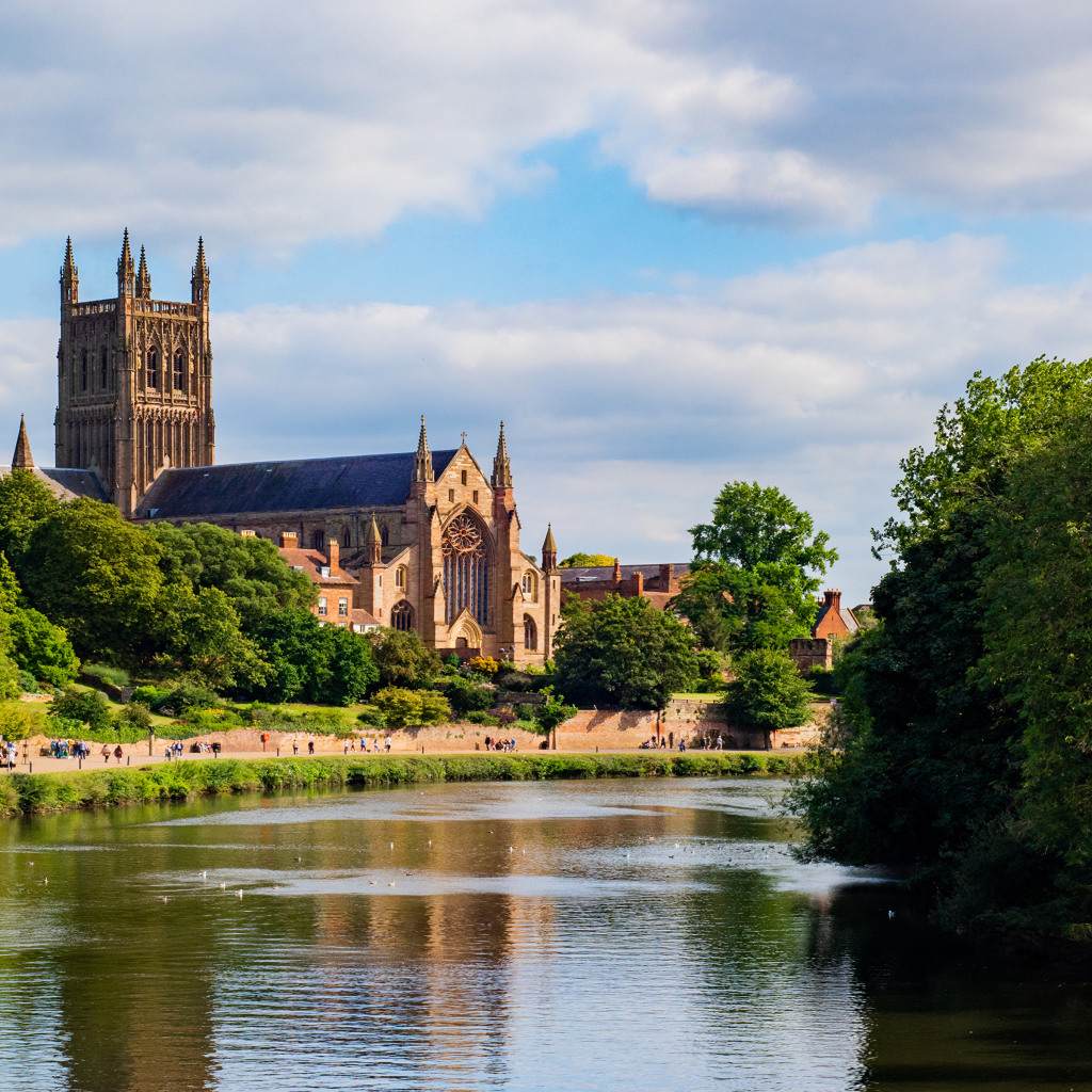Старинный красивый дом у реки, Англия 