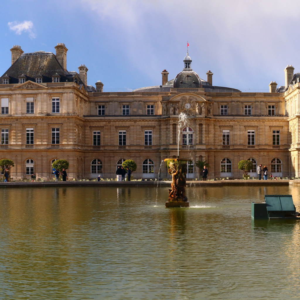 Люксембургский дворец у озера, Париж. Франция