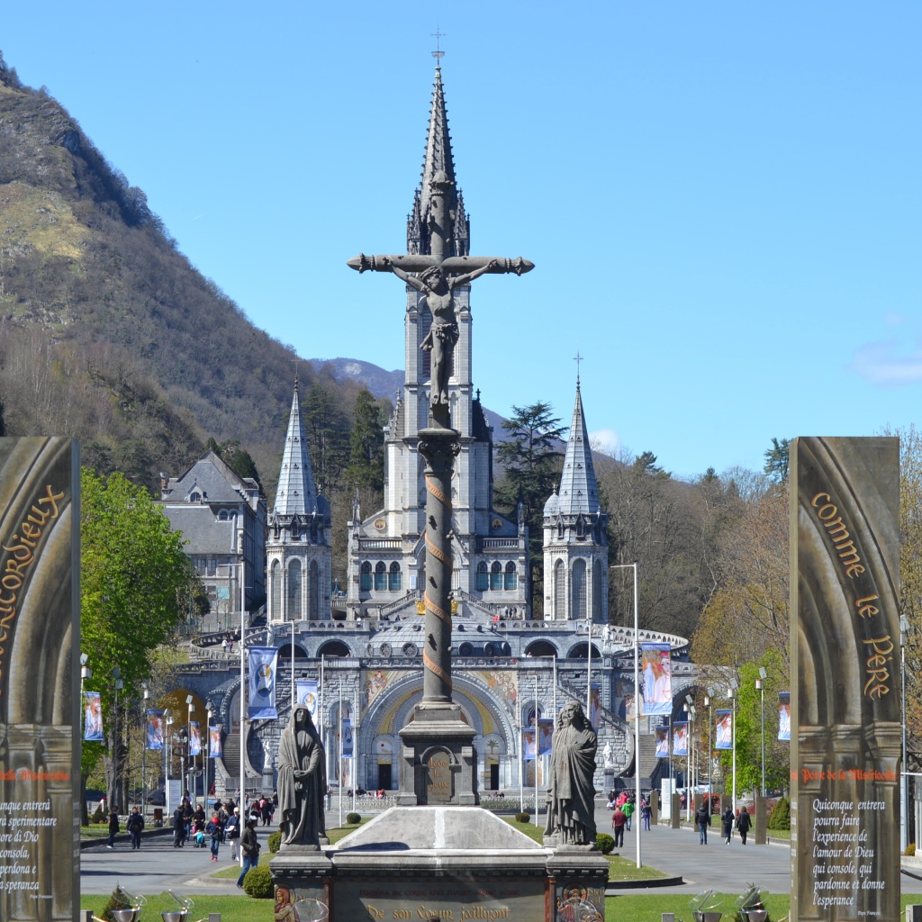 Монумент у базилики Святой Розарии, Франция