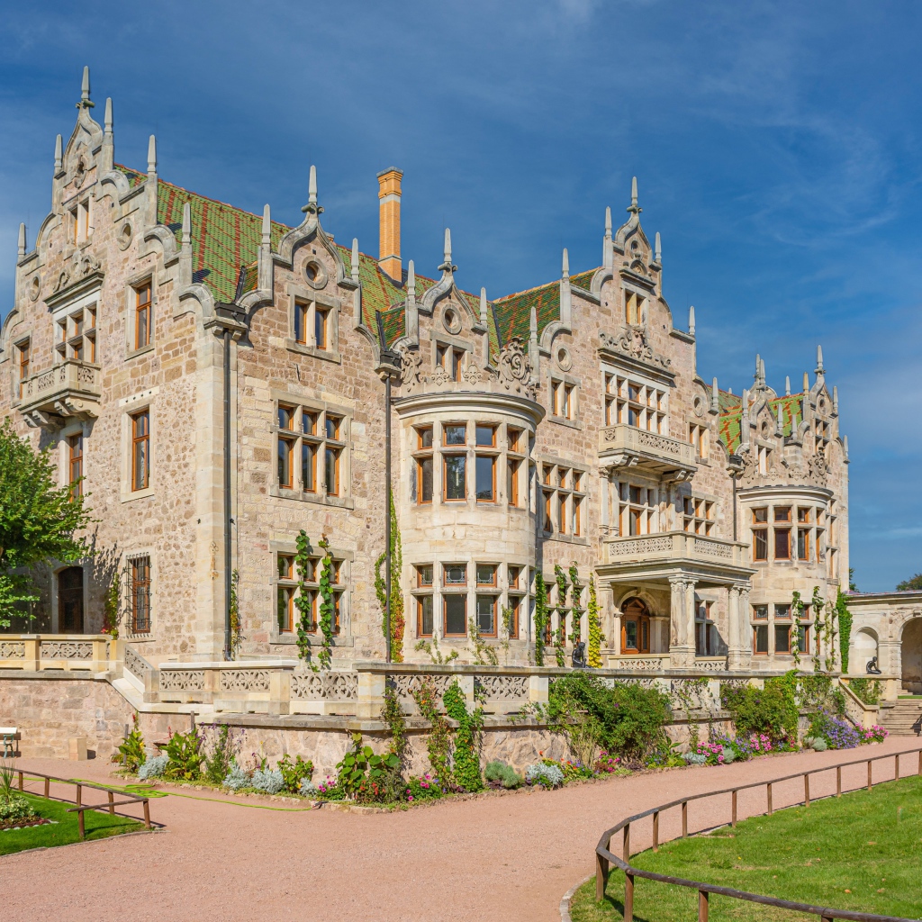 Замок Альтенштайн под голубым небом, Германия