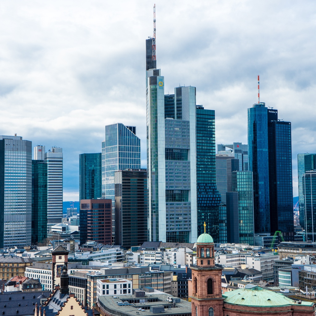 Красивые  высокие небоскребы города Франкфурт,Германия 