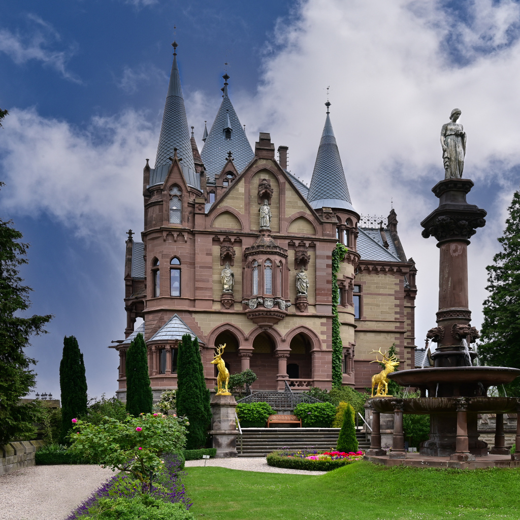Замок Драхенбург в парке,Германия 