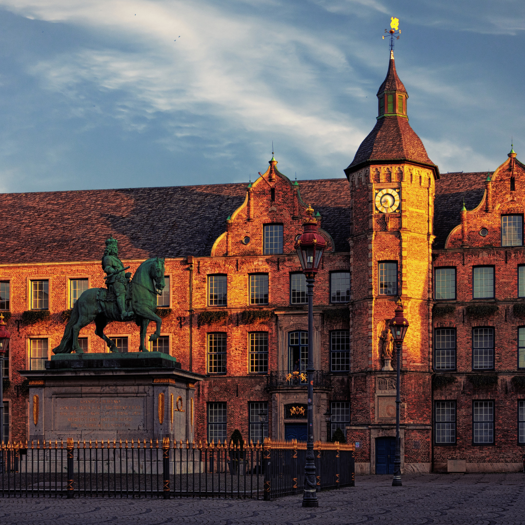 Памятник у старого дома с башней, Германия