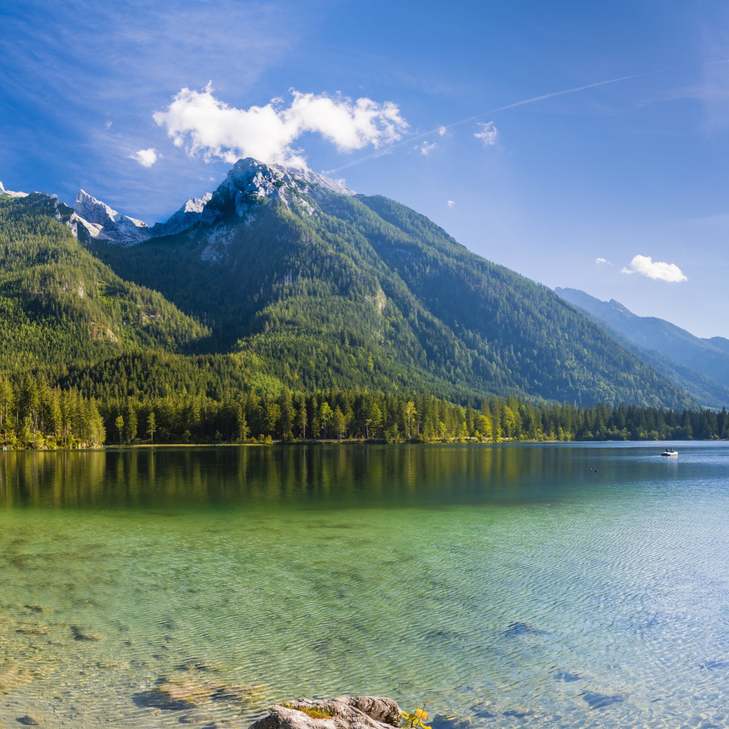 Горы под красивым голубым небом у озера, Германия