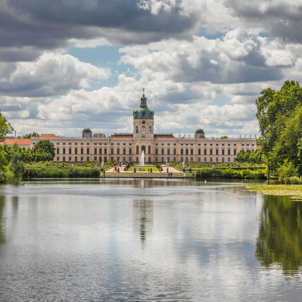 Красивый вид на замок Шарлоттенбург у озера под белыми облаками