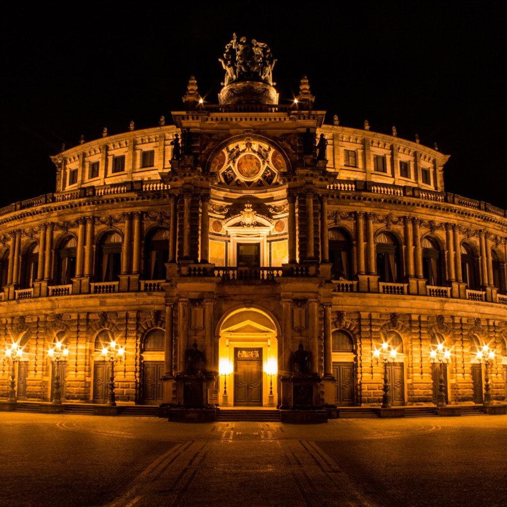 Оперный дом ночью, Дрезден. Германия