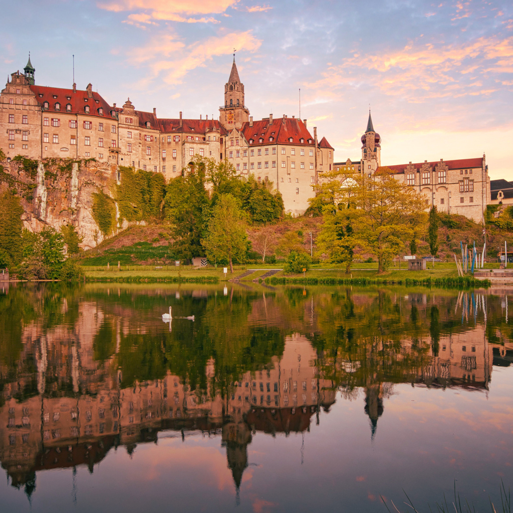 Замок Зигмаринген у пруда, Германия