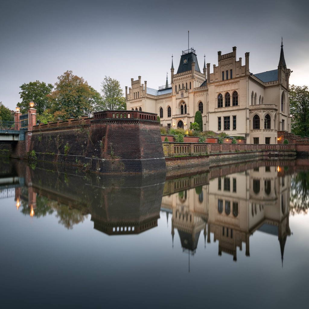 Крепость Эфенбург отражается в воде озера, Германия