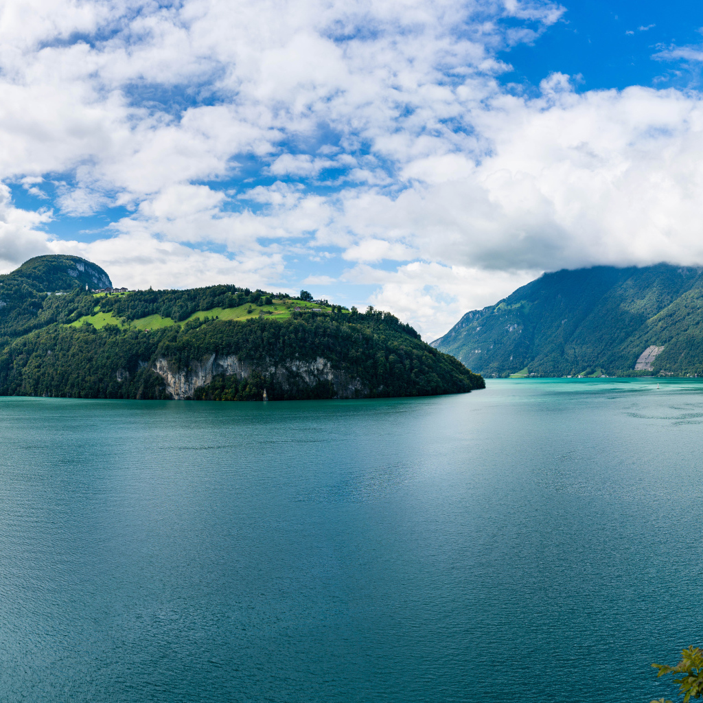 Красивый вид на озеро и горы под голубым небом, Исландия 