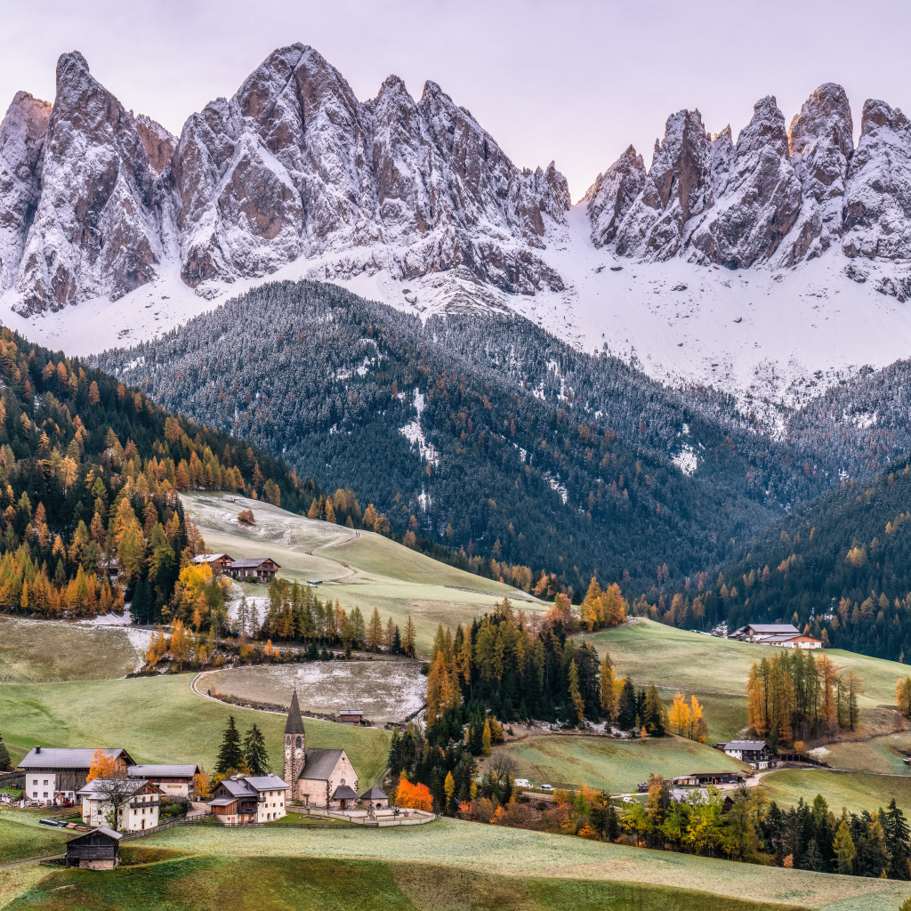 Красивый вид на заснеженные Доломитовые Альпы, Италия