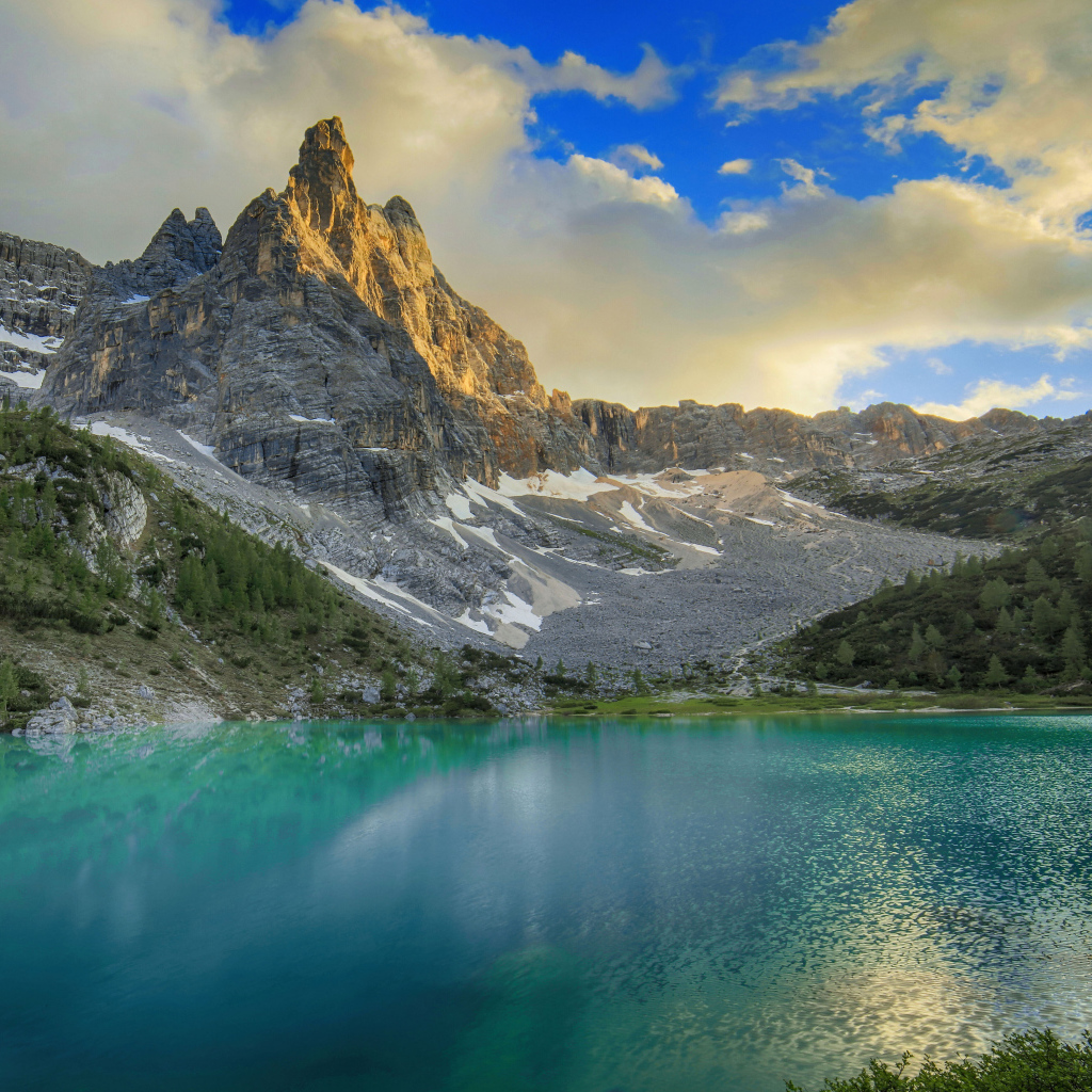 Горный массив Доломитовые альпы у озера, Италия 