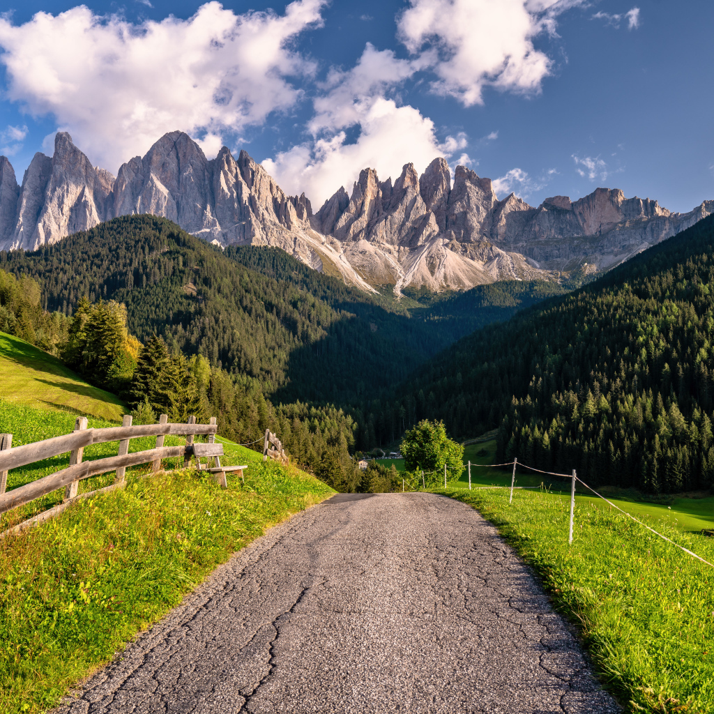 Дорога ведет к Доломитовым альпам, Италия