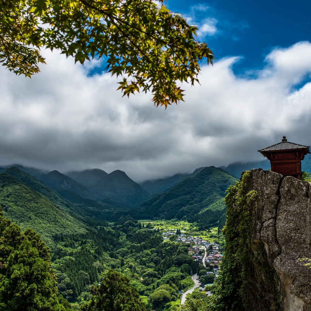 Красивый вид на покрытые зеленью гор под густыми облаками, Япония
