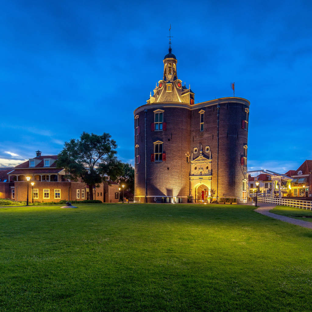 Большая старая башня в сумерках,  Нидерланды