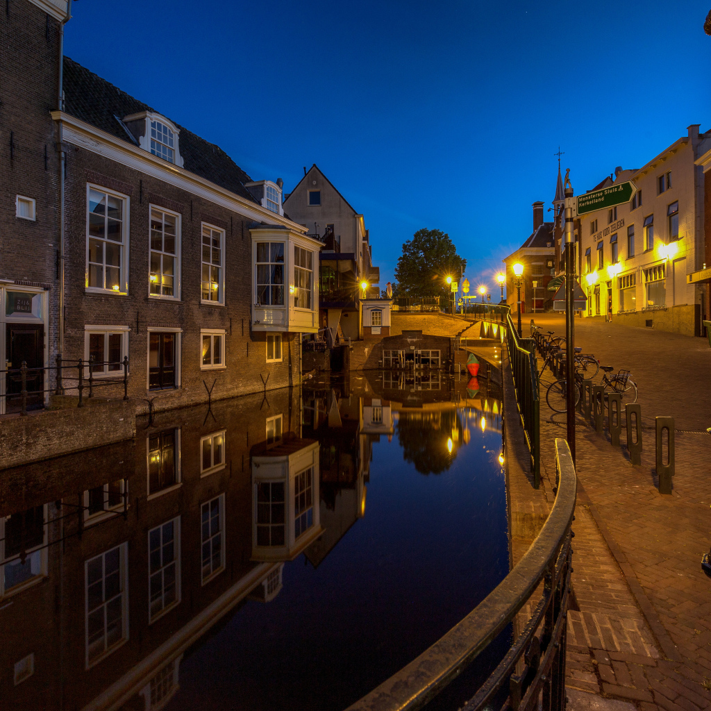 Дома у канала ночью, Нидерланды 
