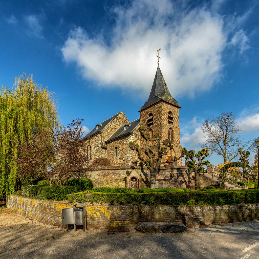 Старая церковь под  голубым небом, Нидерланды