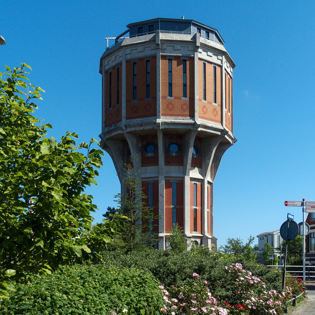 Старая башня на улице города, Нидерланды 