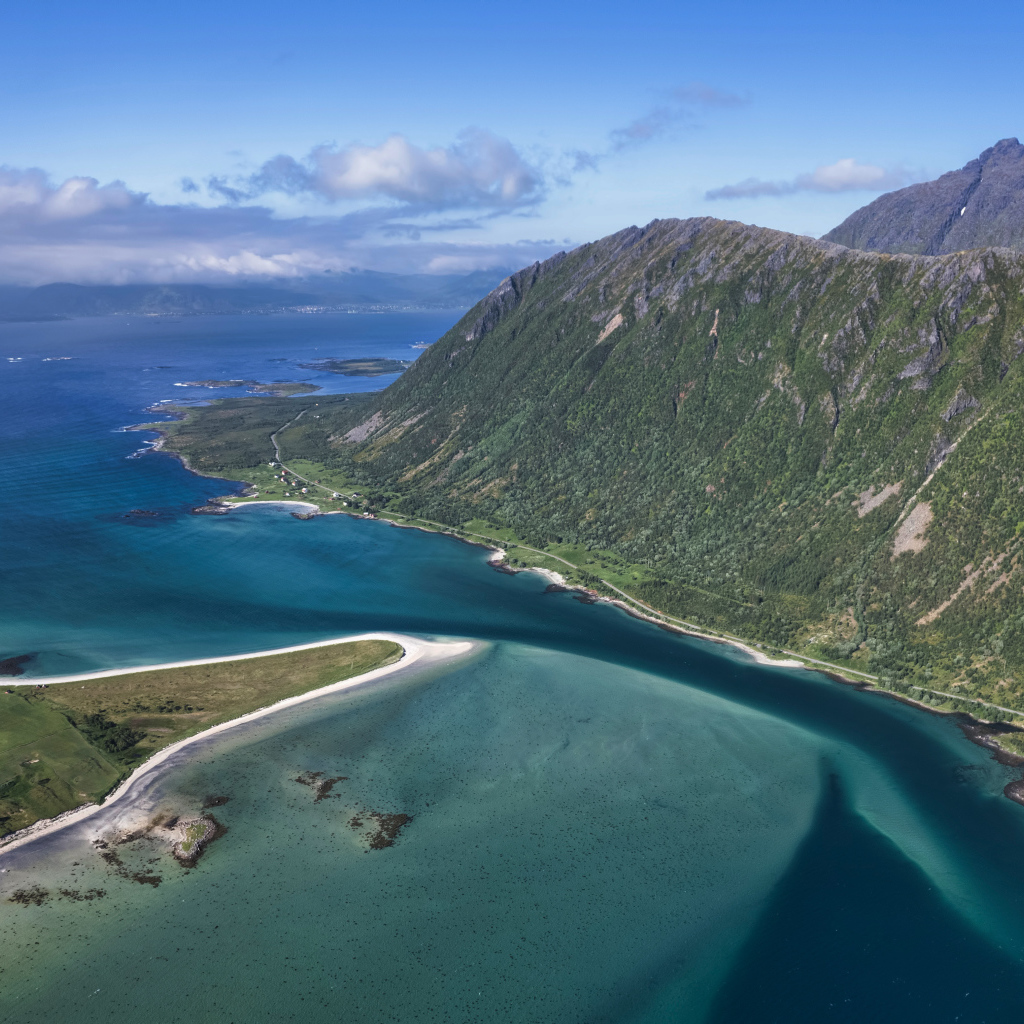 Красивый горный пейзаж у моря, Лофотенские острова, Норвегия 