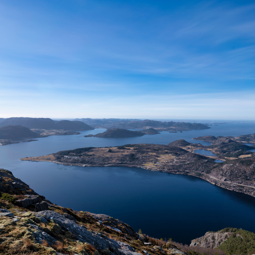 Красивый вид на фьорд под голубым небом, Норвегия 