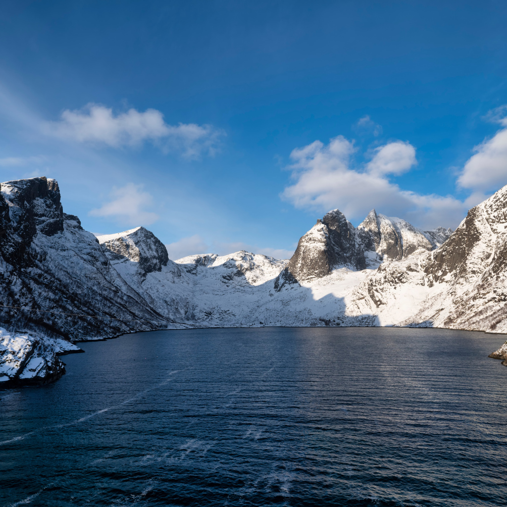Спокойная холодная вода у заснеженных гор, Норвегия 