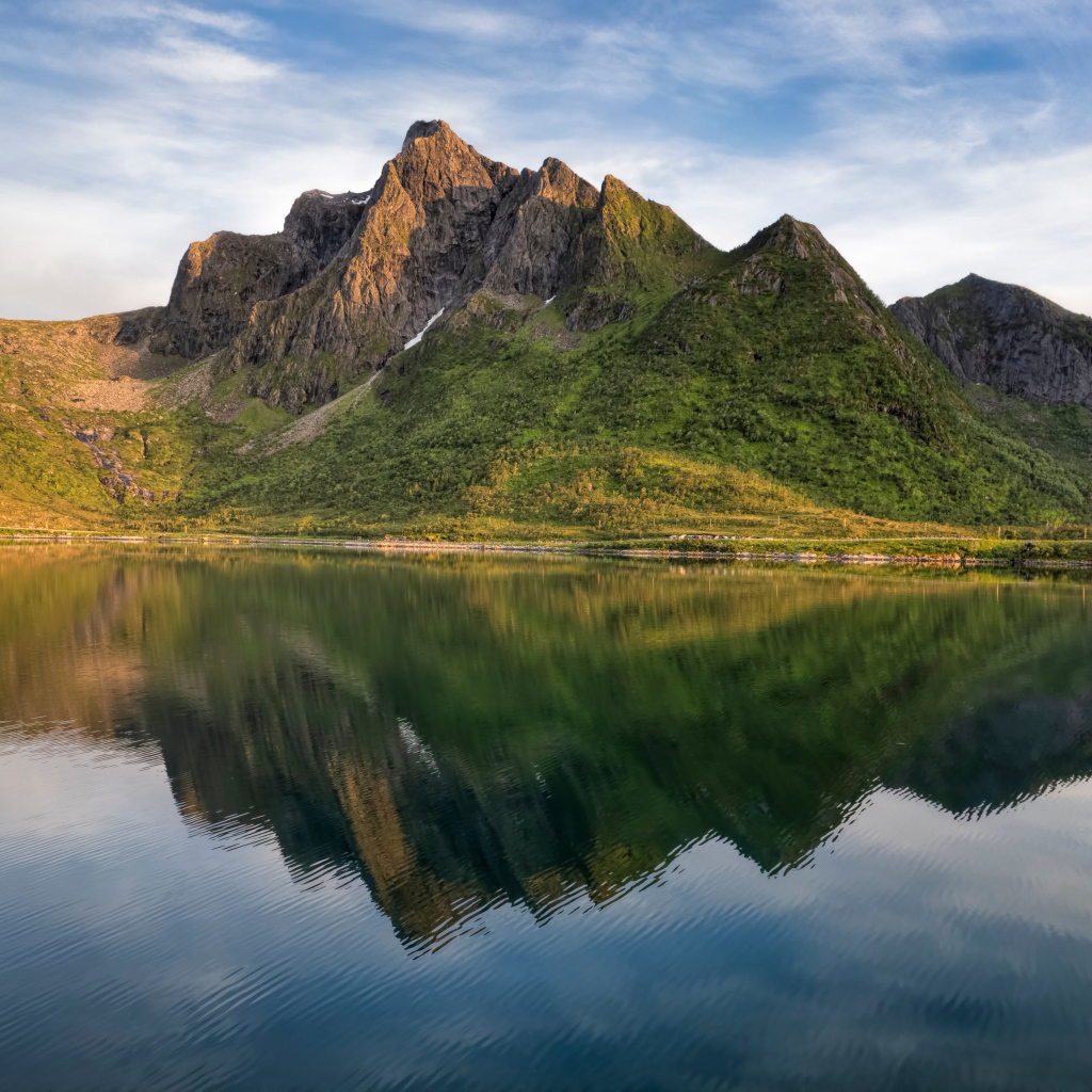 Покрытые зеленью горы отражаются в озере, Лофотенские острова. Норвегия