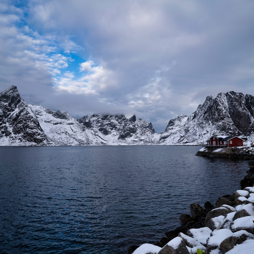 Озеро у заснеженных гор, Лофотенские острова, Норвегия