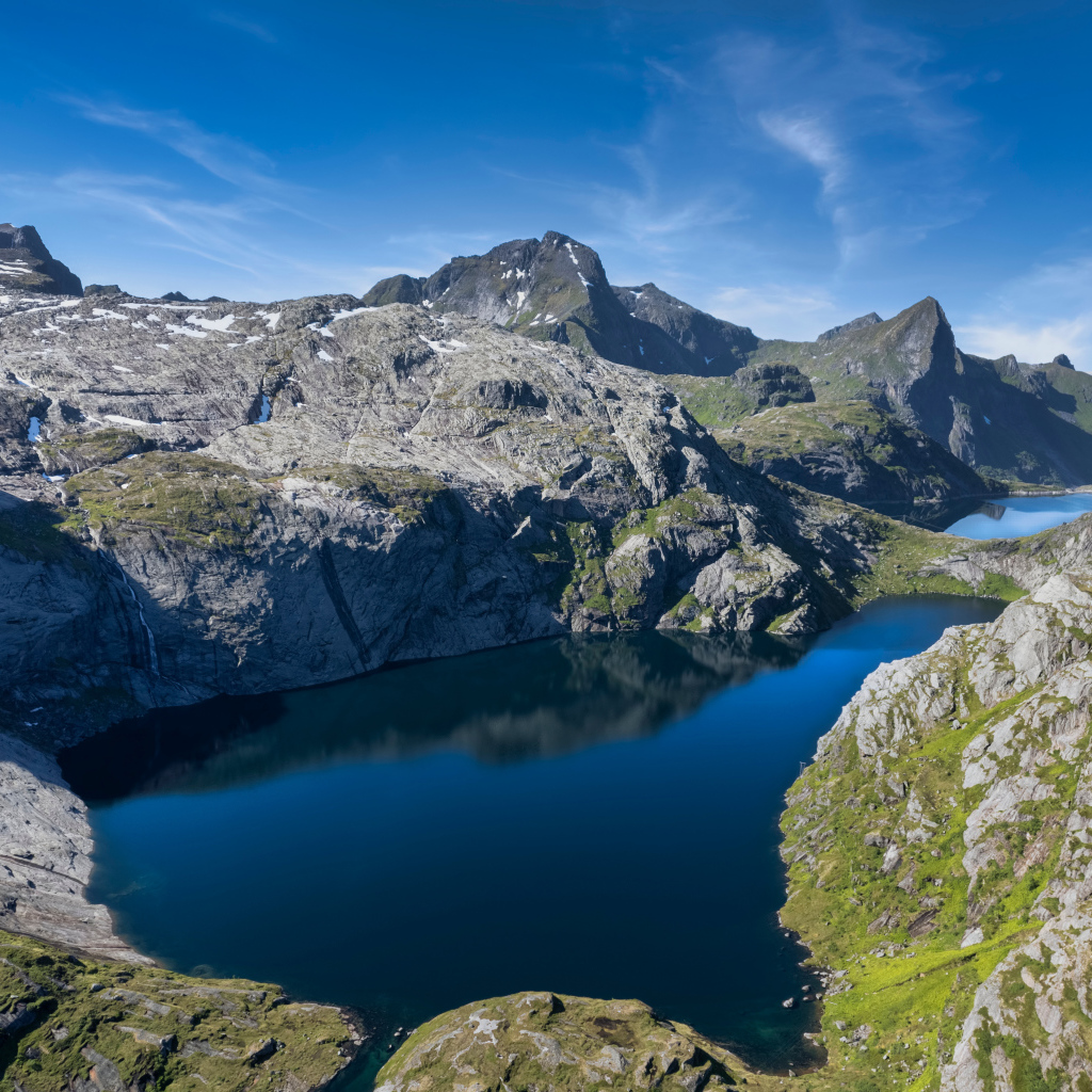 Озеро среди гор, Лофотенские острова. Норвегия