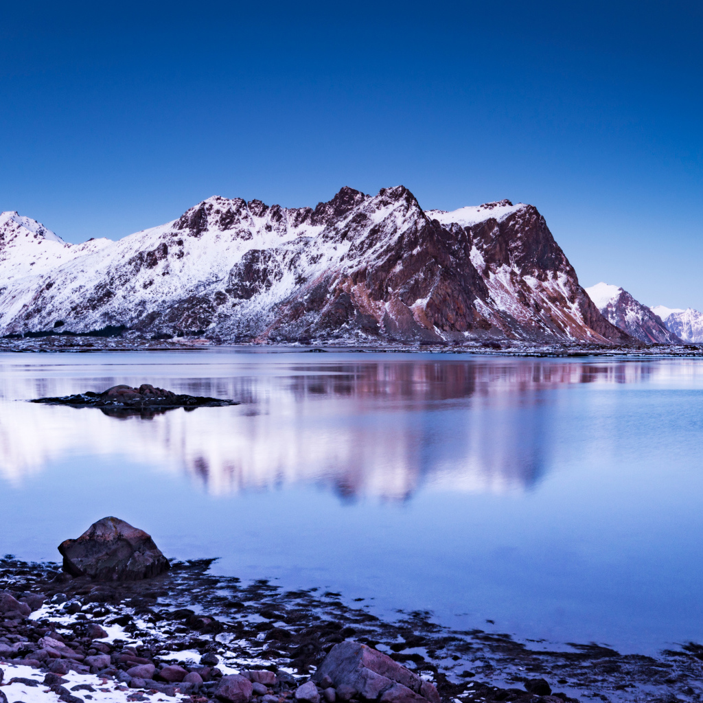 Большие покрытые снегом горы у воды, Норвегия