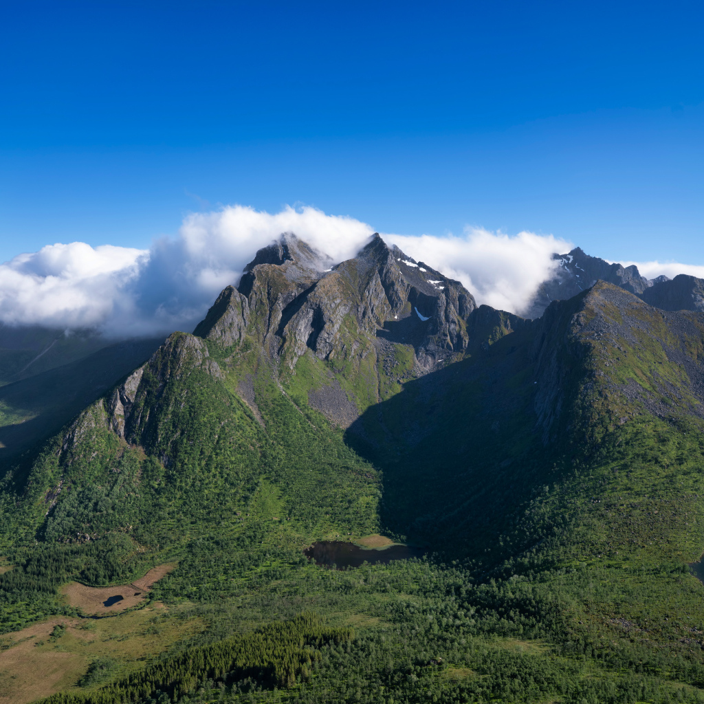 Красивый вид на Лофотенские острова под красивым голубым небом