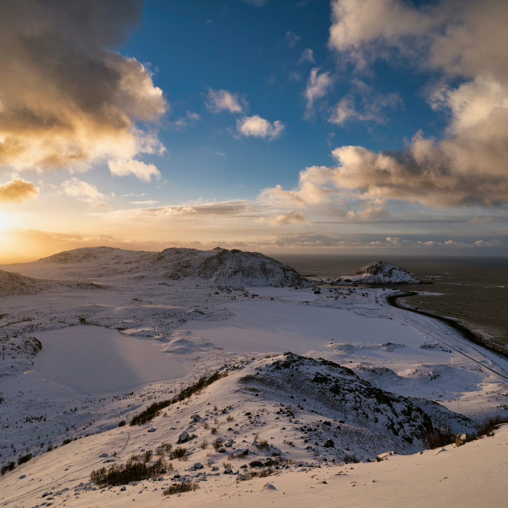 Заснеженные горы у залива на закате, Лофотенские острова. Норвегия 