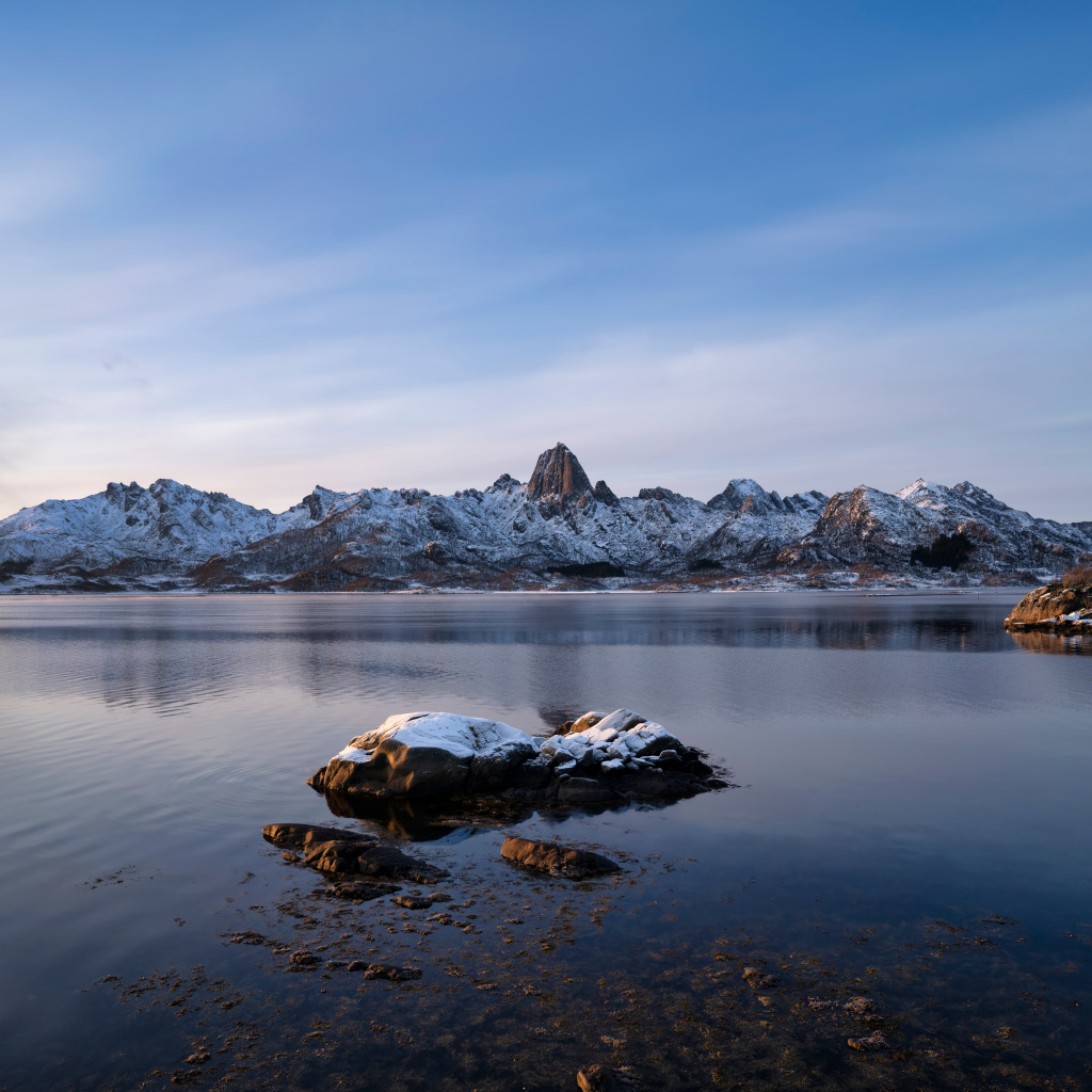 Заснеженные Лофотенские острова под голубым небом, Норвегия 