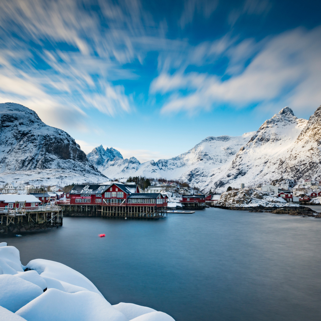 Покрытые снегом горы у озера с домами, Лофотенские острова 