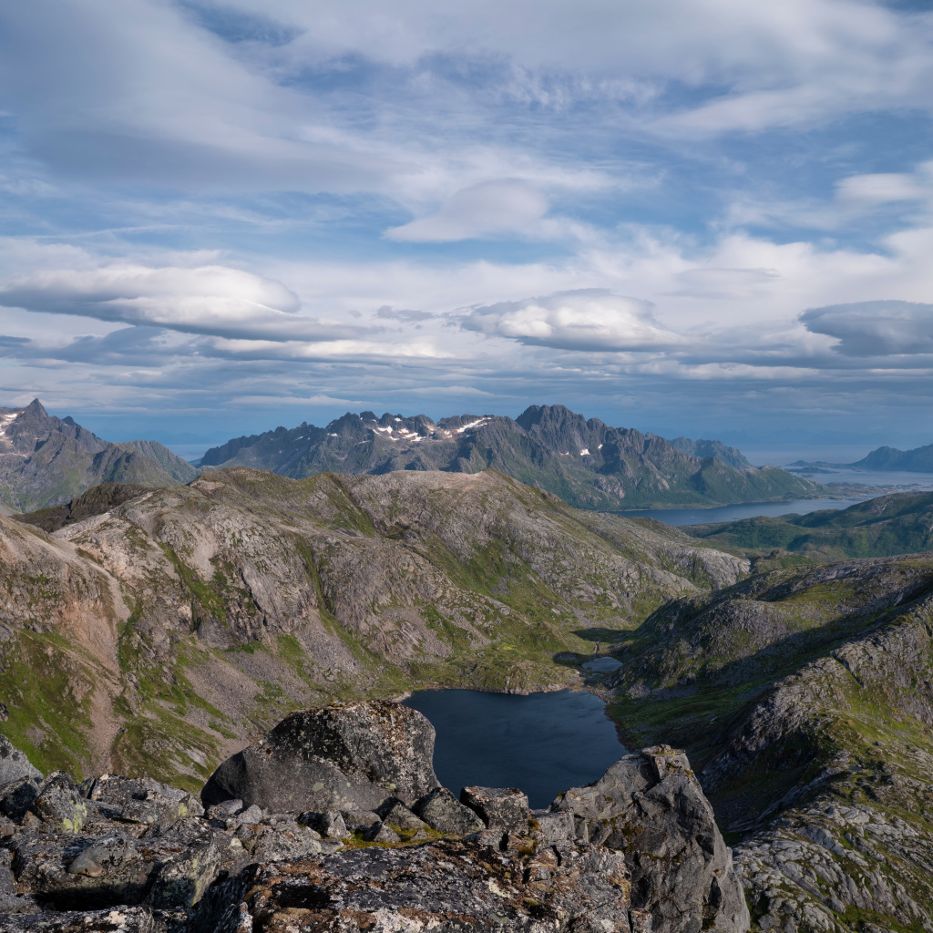 Густые белые облака над Лофотенскими островами, Норвегия 