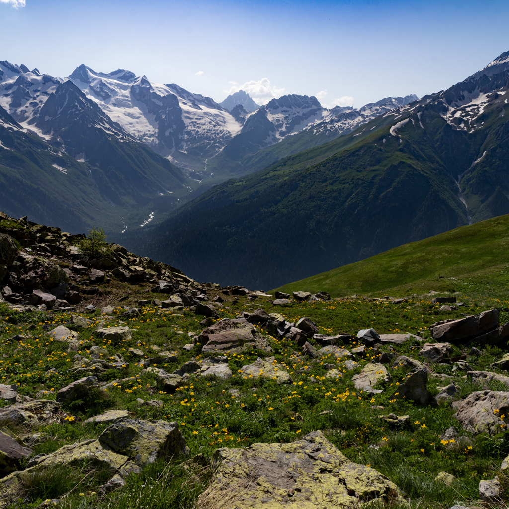 Горный хребет Домбай под голубым небом, Россия 
