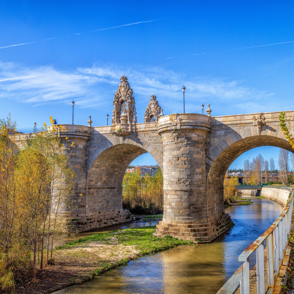 Скульптуры на старом мосту через реку, Испания. Мадрид 